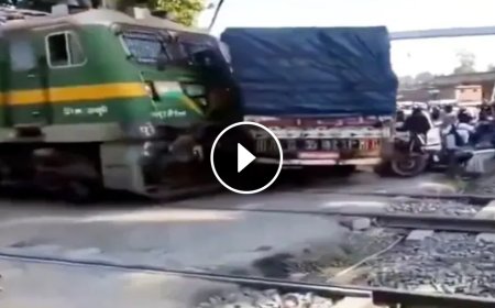 बड़ी खबर झारखंड में ट्रेन ने ट्रक में मारी जोरदार टक्कर, कई घायल