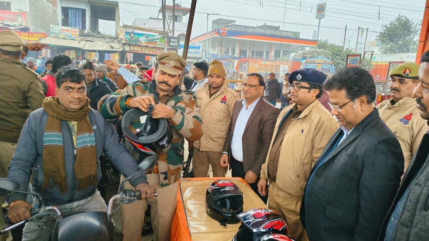 एस पी नें मेंहदावल बाईपास पर निःशुल्क हेलमेट किया वितरण