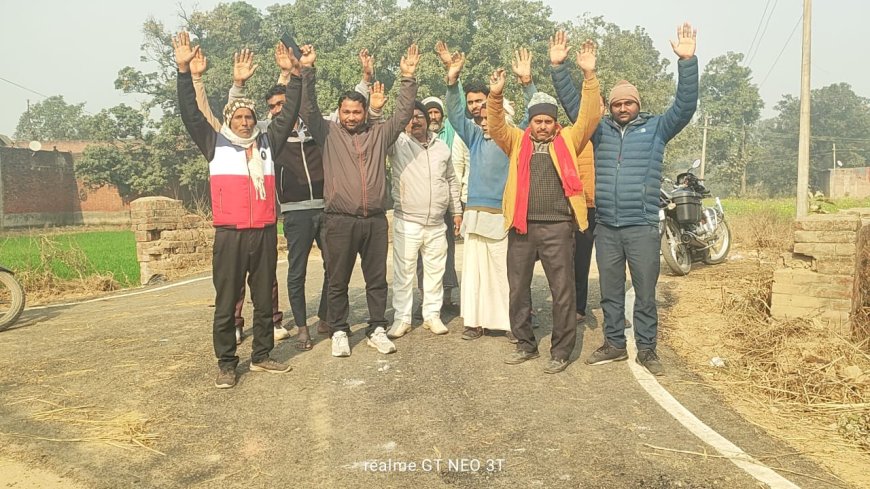 एक सप्ताह भीतर ही टूटने लगी सड़क नाराज ग्रामीणों ने किया प्रदर्शन