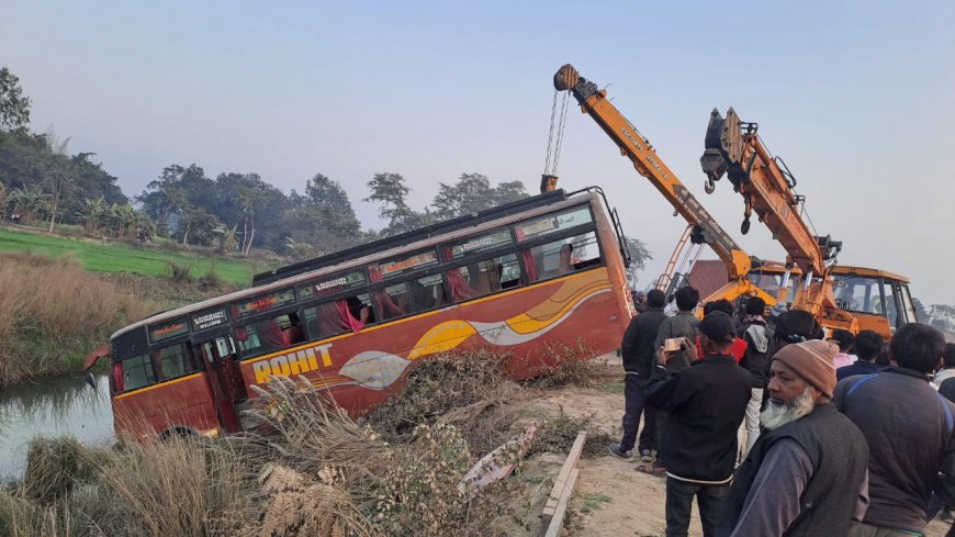 नाले में गिरी बस बाल बाल बचा ड्राइवर