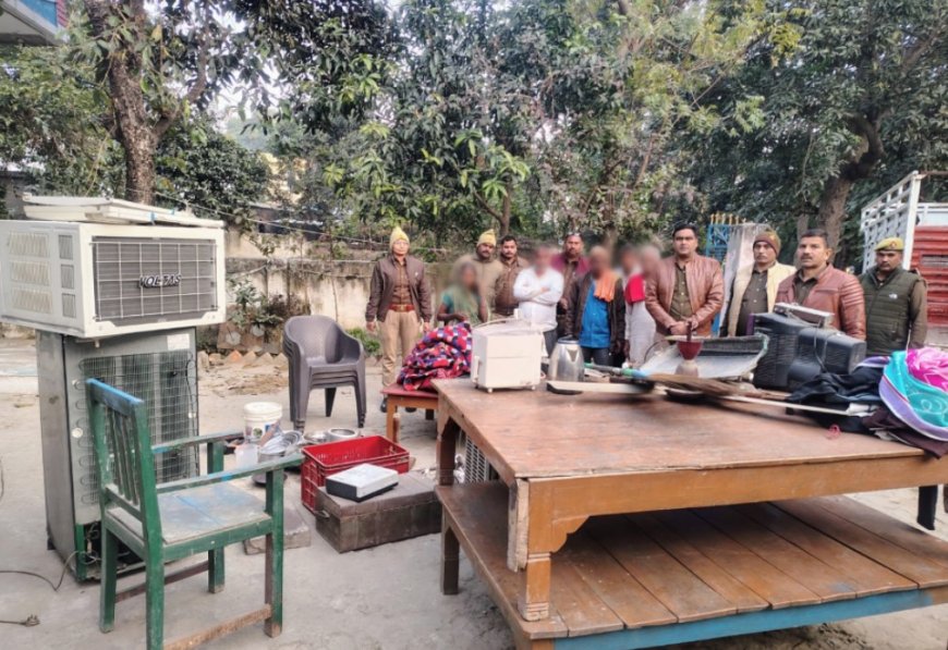 फरार अभियुक्तों के घर की गई कुर्की की कार्यवाही