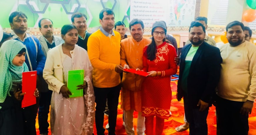 प्रशस्ति पत्र पाकर छात्रों की खिले चेहरे 