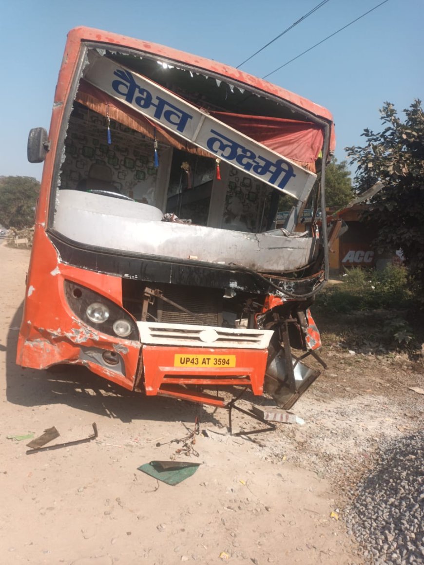 प्रयागराज जा रही पिकअप की बस से टक्कर, 23 घायल, एक की मौत