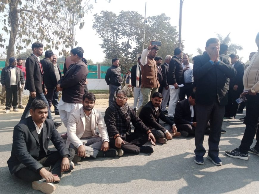 नाराज वकीलों ने किया खलीलाबाद मेंहदावल मार्ग जाम, एडीएम न्यायिक को सौंपा मांग पत्र 