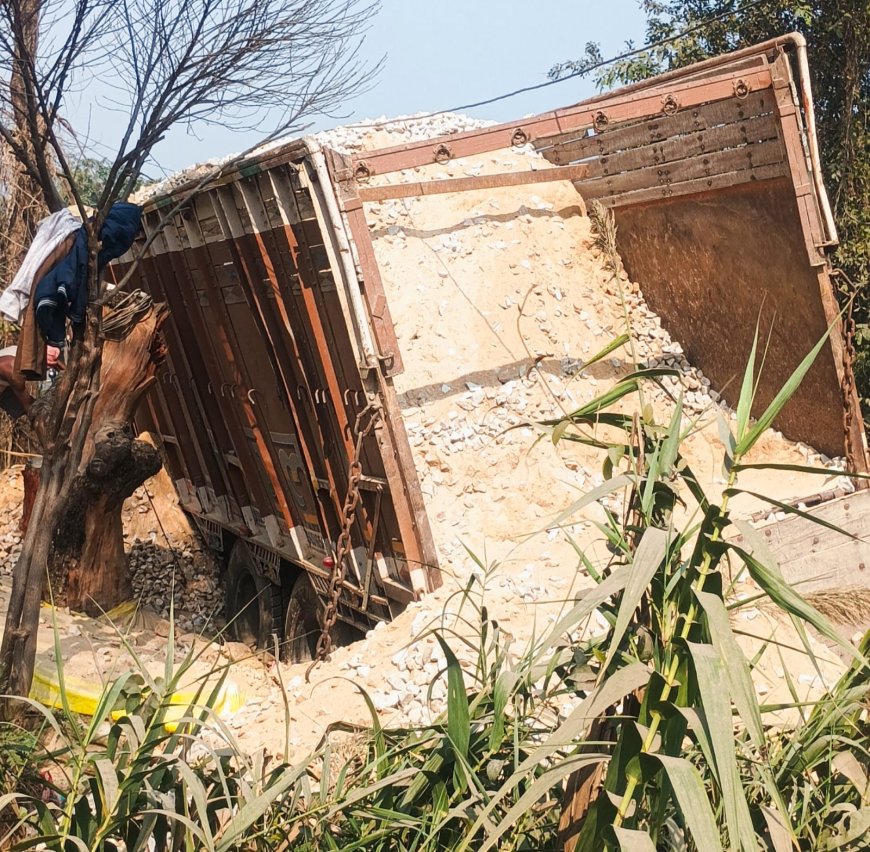 अनियंत्रित ट्रक पलटने से बाल बाल बचे चालक व मजदूर 