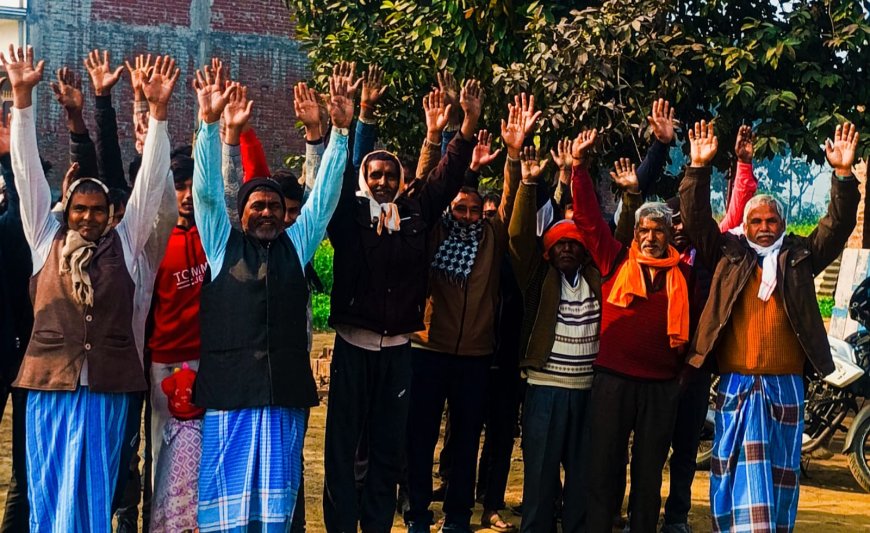 सड़क नहीं तो वोट नहीं को लेकर ग्रामीणों का विरोध प्रदर्शन 