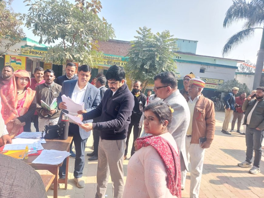 मंडलायुक्त आखिलेश कुमार सिंह ने किया बूथों का निरीक्षण