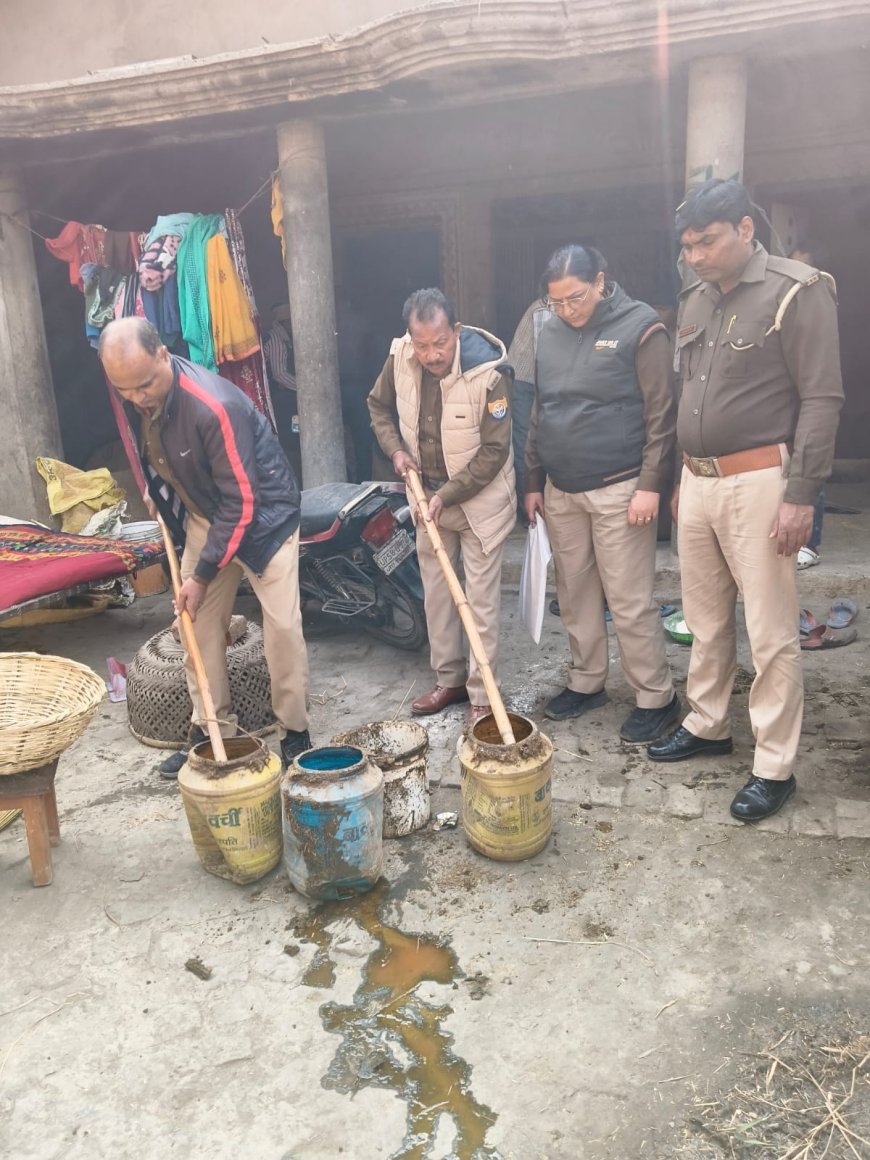 आबकारी विभाग व पुलिस की संयुक्त कार्रवाई, 50 किलोग्राम महुआ लहन किया नष्ट