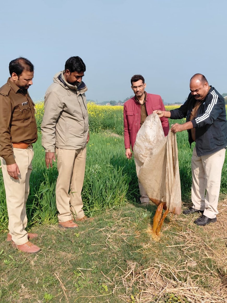 संतकबीरनगर में आबकारी विभाग व पुलिस की संयुक्त कार्रवाई 120 किलोग्राम महुआ लहन किया नष्ट