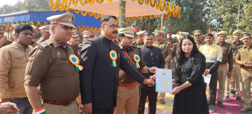 संत कबीर नगर डीएम आलोक कुमार नें गणतंत्र दिवस के अवसर पर कलेक्ट्रेट में किया ध्वजारोहण