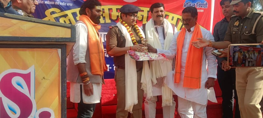 संतकबीरनगर चोरी की घटना के खुलासा पर एसपी समेत पुलिस टीम को किया सम्मानित 