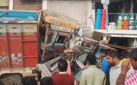 धनघटा चौराहा पर ट्रकों की जोरदार भिड़ंत