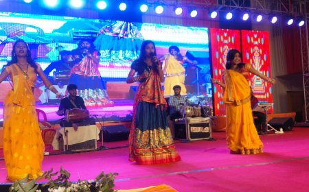 मगहर महोत्सव में लोक गीत नीतू कश्यप के भक्ति गीतों से माहौल भक्तिमय