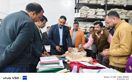 संतकबीरनगर डीएम ने कलेक्ट्रेट स्थित कार्यालयों का किया निरीक्षण