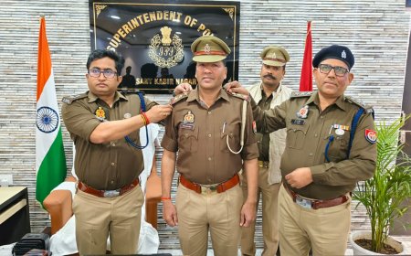 एस पी संदीप कुमार मीना नें उपनिरीक्षक से इंस्पेक्टर  बनाये जाने पर  स्टार लगाकर दी बधाई
