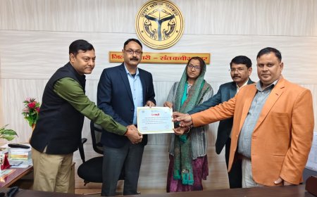 डीएम आलोक कुमार नें प्राथमिक विद्यालय की प्रभारी प्रधानाध्यापिका को प्रशस्ति पत्र देकर किया सम्मानित