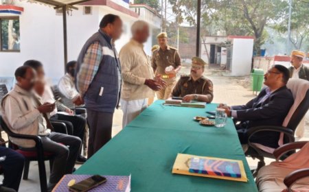 संतकबीरनगर डीएम आलोक कुमार नें थाना बखिरा पर पहुंचकर सुनी जनता की समस्याएं