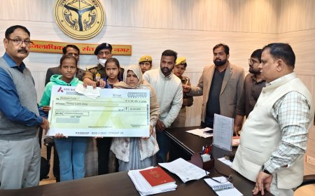 संतकबीरनगर डीएम नें मृतक होमगार्ड के आश्रितों को दिया 38 लाख का चेक