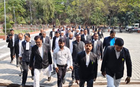 हत्यारोपियों की गिरफ्तारी को लेकर संतकबीरनगर अधिवक्ताओं ने किया प्रदर्शन, सौंपा ज्ञापन 