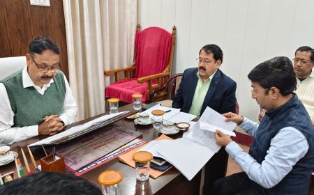 डीएम आलोक कुमार द्वारा खलीलाबाद विकासखंड कार्यालय के सभी पटलों का किया निरीक्षण