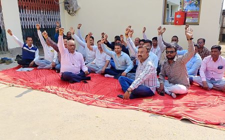 संतकबीरनगर में बीडीओ एवं सचिव के साथ अभद्रता को लेकर जताया विरोध,