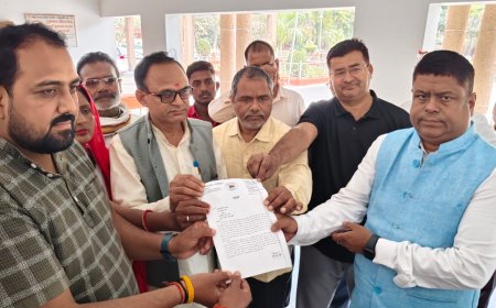 शंकराचार्य अविमुक्तेश्वरानंद के खिलाफ एफआईआर पर कांग्रेसियों का प्रदर्शन