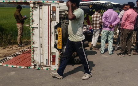 लोहरैया-औराडाड़ मार्ग पर पिकअप और ई-रिक्शा की भिड़ंत, तीन गंभीर घायल