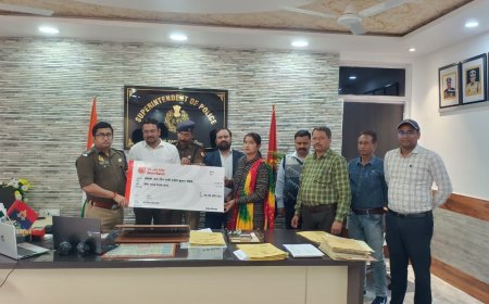 पुलिस सैलरी पैकेज बिमारी के कारण स्व0 प्रवीण कुमार गोड़ के परिजनों को 20 लाख रूपये का मिला डेथ क्लेम