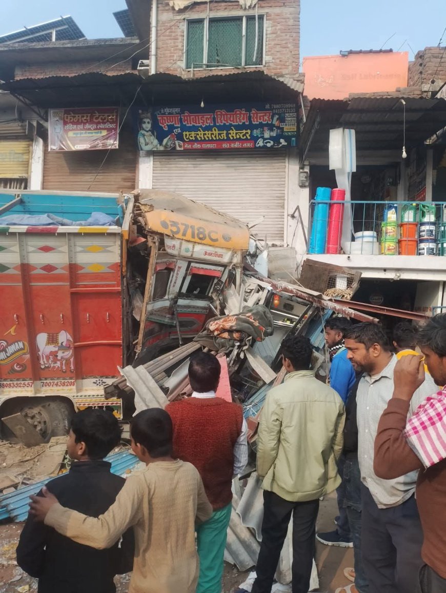 धनघटा चौराहा पर ट्रकों की जोरदार भिड़ंत