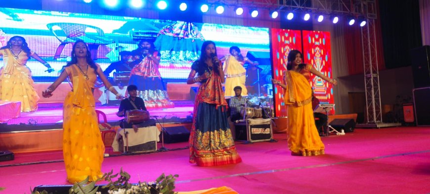 मगहर महोत्सव में लोक गीत नीतू कश्यप के भक्ति गीतों से माहौल भक्तिमय