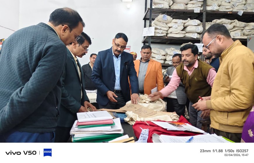 संतकबीरनगर डीएम ने कलेक्ट्रेट स्थित कार्यालयों का किया निरीक्षण