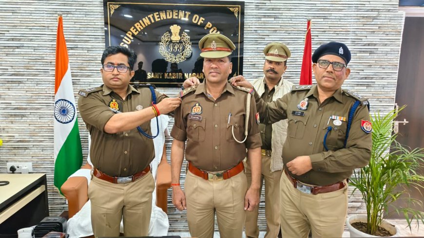 एस पी संदीप कुमार मीना नें उपनिरीक्षक से इंस्पेक्टर  बनाये जाने पर  स्टार लगाकर दी बधाई