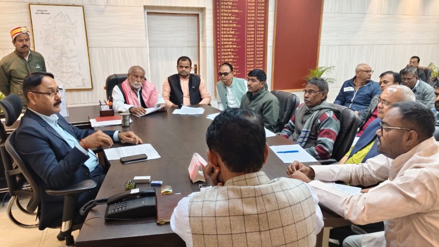 जिलाधिकारी आलोक कुमार की अध्यक्षता में राजनैतिक दलों  के साथ किया बैठक 