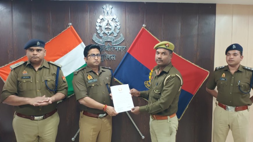 संतकबीरनगर एसपी नें 53 पुलिस कर्मियों को कॉप आफ द मंथ प्रशस्ति पत्र देकर किया सम्मानित