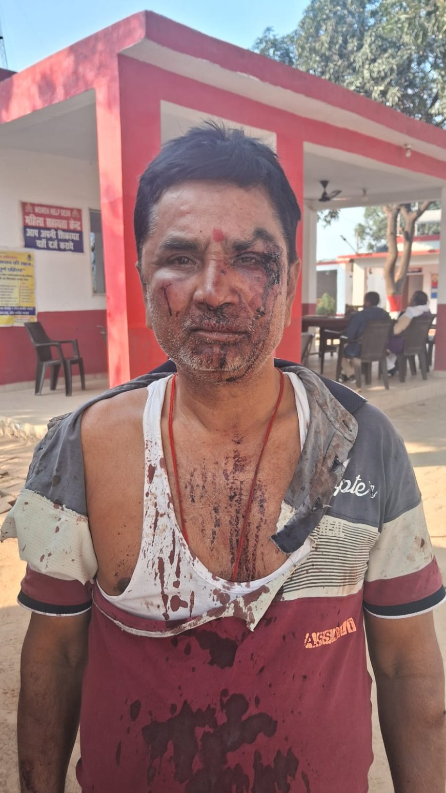 खेत की जुताई करने गये पिता पुत्र को पीटा