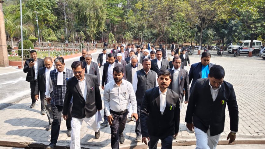 हत्यारोपियों की गिरफ्तारी को लेकर संतकबीरनगर अधिवक्ताओं ने किया प्रदर्शन, सौंपा ज्ञापन 