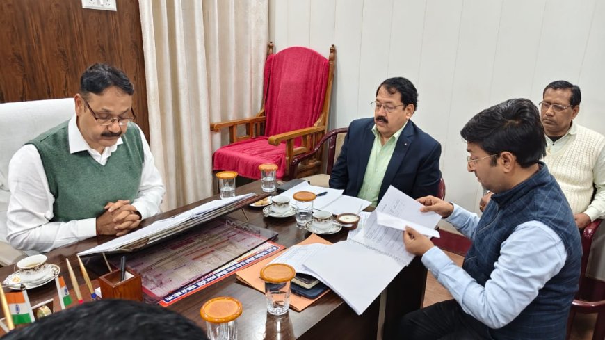 डीएम आलोक कुमार द्वारा खलीलाबाद विकासखंड कार्यालय के सभी पटलों का किया निरीक्षण