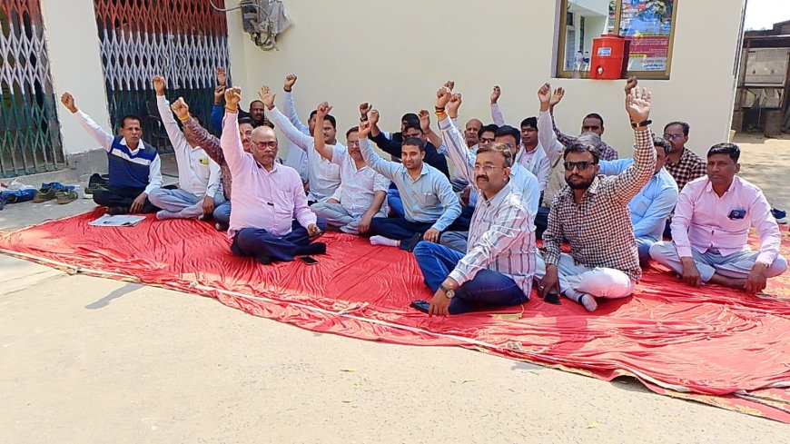 संतकबीरनगर में बीडीओ एवं सचिव के साथ अभद्रता को लेकर जताया विरोध,