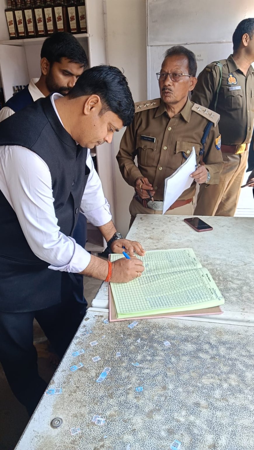 मेहदावल क्षेत्र-2 में आबकारी विभाग की सघन चेकिंग