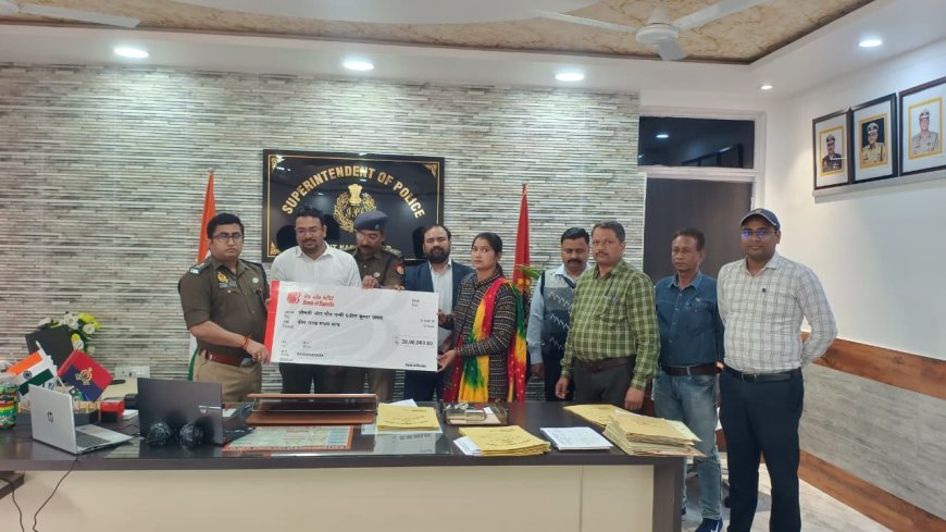 पुलिस सैलरी पैकेज बिमारी के कारण स्व0 प्रवीण कुमार गोड़ के परिजनों को 20 लाख रूपये का मिला डेथ क्लेम