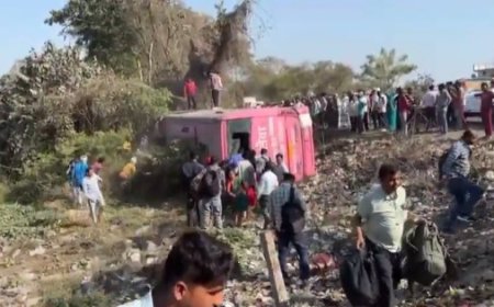 संतकबीरनगर में बुधा कला चौराहा  के पास  बस अनियंत्रित होकर गड्ढे  में पलटी