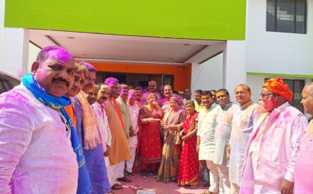 सन्तकबीरनगर भाजपा कार्यालय पर कार्यकर्ताओं ने जमकर खेली होली दी शुभकामनाएं 