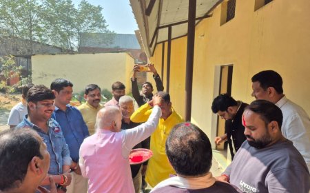 संतकबीरनगर पूर्व प्रदेश अध्यक्ष डॉ रमापति राम त्रिपाठी के आवास पर कार्यकर्ताओं ने खेली होली 