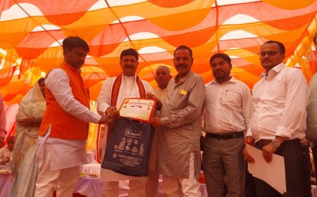 विधायक मेहदावल  व विधायक धनघटा ने  क्षेत्र  के ग्रामीणो को बाटा फ्री में  सिंचाई  पंपसेट