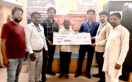 पीएम जीवन ज्योति बीमा योजना के तहत  दिया गया दो लाख का चेक