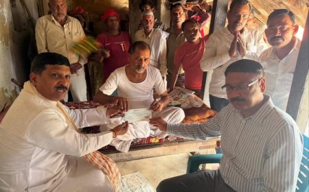 डीएम नें मृतक एमबीबीएस छात्र आकाश पाण्डेय के घर पहुंच कर परिवार से मिलकर दिया संत्तावना 