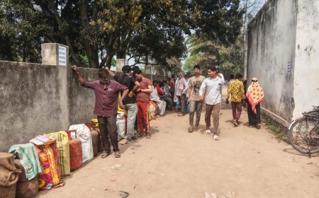 कालाबाजारी को लेकर गैस एजेंसी पर उपभोक्ताओं का प्रदर्शन 