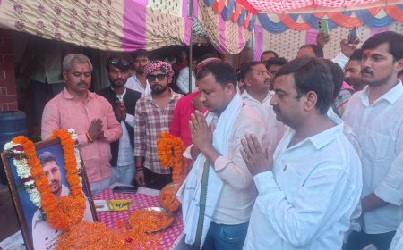 एमबीबीएस छात्र आकाश पाण्डेय के ब्रह्मभोज में पहुंचे सवर्ण आर्मी चीफ सर्वेश पाण्डेय