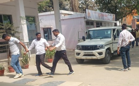 विकास भवन में बाबू  पर तैनात सफाई कर्मचारी को एण्टी करप्शन टीम ने रिश्वत लेते रंगे हाथ पकड़ा 