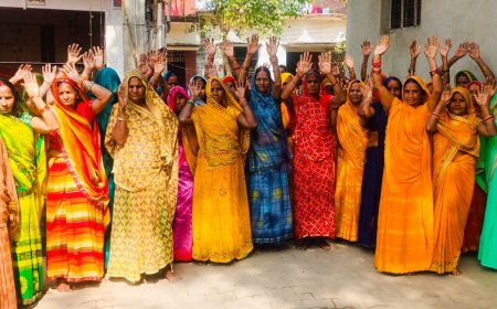 अधूरे सड़क निर्माण को लेकर महिलाओं का फूटा गुस्सा प्रदर्शन 